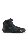 Alpinestars Celer Schuhe, Motorradschuhe, Schwarz und Dunkelgrau, Seitenansicht mit dem Rotor-Verschlusssystem-Drehrad auf der Zunge, Obermaterial aus technischer Mikrofaser mit grauem Alpinestars-Logo, schlankes Sport- und Rennprofil