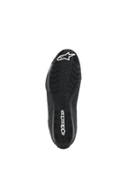 Alpinestars Celer Schuhe, Ansicht der Außensohle, schwarze ölbeständige Gummimischung mit strukturiertem wellenförmigem Profil, weißes Alpinestars-Logo an Zehen und Ferse, entwickelt für optimalen Halt auf Motorrad-Fußrasten