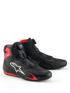 Alpinestars Celer Schuhe, Motorradschuhe, Schwarz und leuchtendes Rot, mit weißem Astars-Logo, mikrometrischem Rotor-Verschlusssystem und technischer Mikrofaser-Konstruktion mit roten TPU-Akzenten, stromlinienförmiges sportliches Design für Rennsport und Straßenfahrten