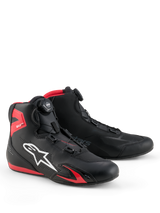 Alpinestars Celer Schuhe, Motorradschuhe, Schwarz und leuchtendes Rot, mit weißem Astars-Logo, mikrometrischem Rotor-Verschlusssystem und technischer Mikrofaser-Konstruktion mit roten TPU-Akzenten, stromlinienförmiges sportliches Design für Rennsport und Straßenfahrten