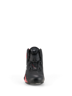 Alpinestars Celer Schuhe, Motorradschuhe, Schwarz und leuchtendes Rot, Vorderansicht mit dem Rotor-Verschlusssystem, Obermaterial aus technischer Mikrofaser und stromlinienförmiges, vom Rennsport inspiriertes Design