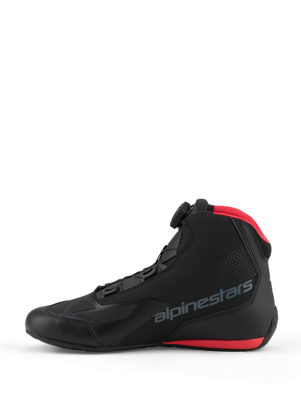 Alpinestars Celer Schuhe, Motorradschuhe, Schwarz und Hellrot, Seitenansicht mit Alpinestars Rotor-Verschluss, Mikrofaser-Obermaterial mit grauem Markenlogo sowie roten Akzenten an Mesh-Kragen und Sohle.