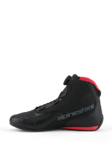 Alpinestars Celer Schuhe, Motorradschuhe, Schwarz und Hellrot, Seitenansicht mit Alpinestars Rotor-Verschluss, Mikrofaser-Obermaterial mit grauem Markenlogo sowie roten Akzenten an Mesh-Kragen und Sohle.
