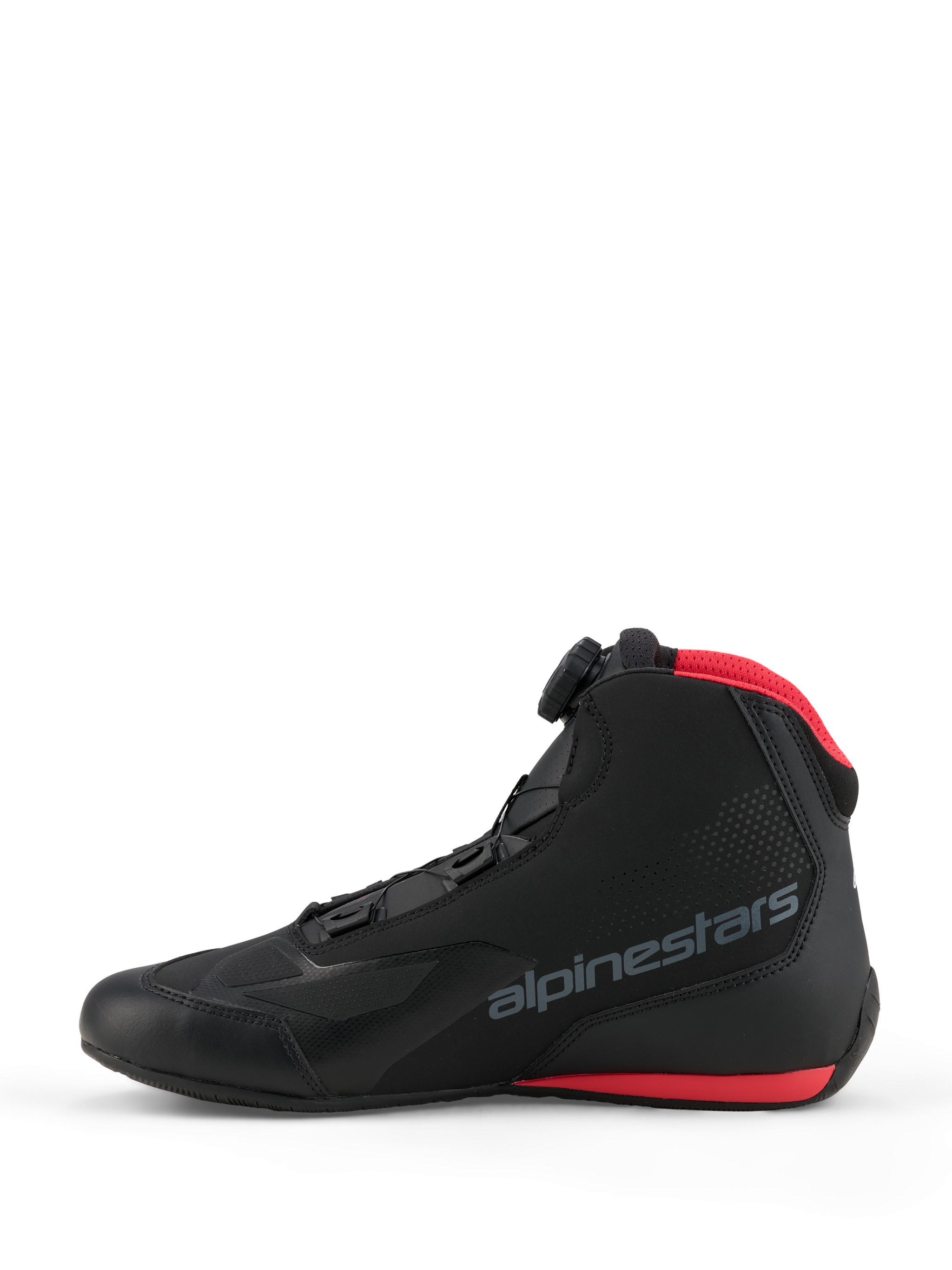 Alpinestars Celer Schuhe, Motorradschuhe, Schwarz und Hellrot, Seitenansicht mit Alpinestars Rotor-Verschluss, Mikrofaser-Obermaterial mit grauem Markenlogo sowie roten Akzenten an Mesh-Kragen und Sohle.