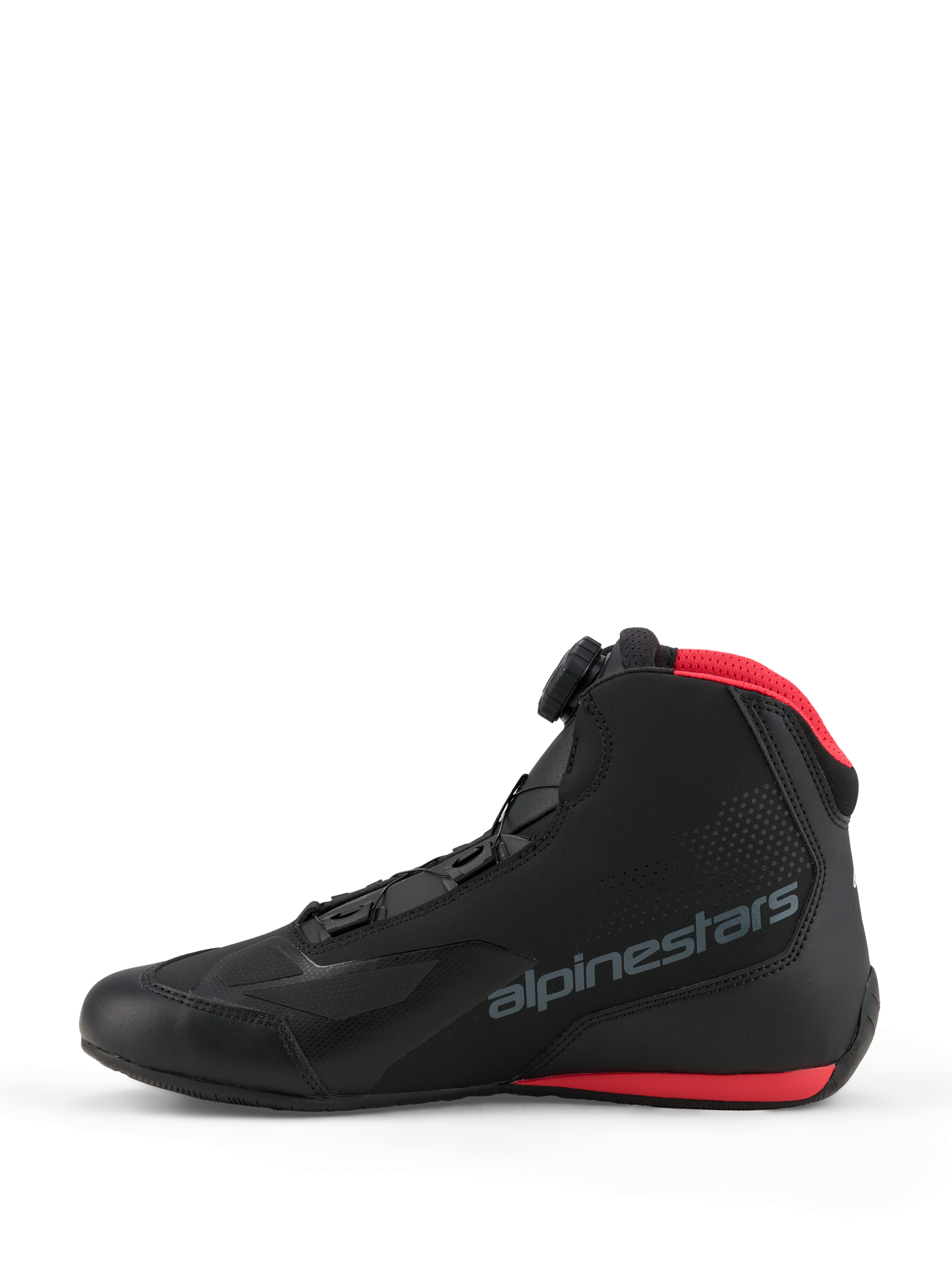 Alpinestars Celer Schuhe, Motorradschuhe, Schwarz und Hellrot, Seitenansicht mit Alpinestars Rotor-Verschluss, Mikrofaser-Obermaterial mit grauem Markenlogo sowie roten Akzenten an Mesh-Kragen und Sohle.