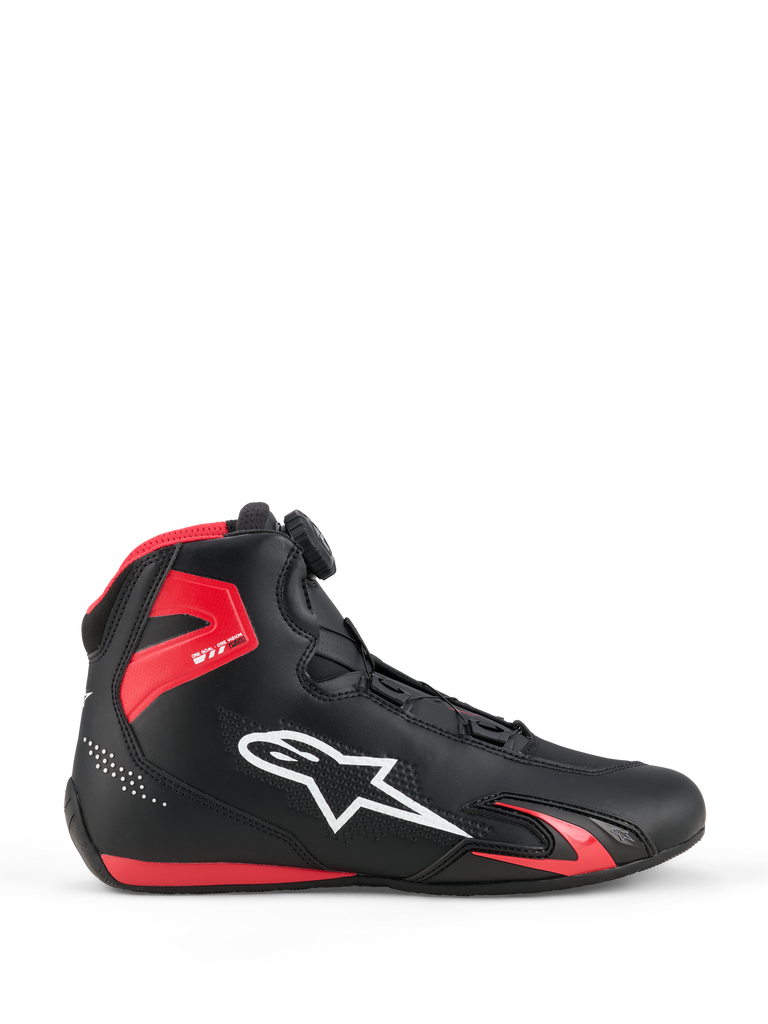 Alpinestars Celer Schuhe, Motorrad-Sneaker, Schwarz und Rot, High-Top-Design mit weißem Stern-Logo, rote Akzente an Ferse und Sohle, sportliche Silhouette mit Schnürsystem, gepolsterter Knöchelbereich, perforiertes Textil, griffige Sohle