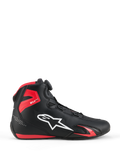Alpinestars Celer Schuhe, Motorradschuhe, Schwarz und leuchtendes Rot, Seitenansicht mit weißem Alpinestars-Logo, Rotor-Verschlusssystem, roter TPU-Knöchelschutz und stromlinienförmige Mikrofaser-Konstruktion für Sport und Rennsport