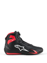 Alpinestars Celer Schuhe, Motorradschuhe, Schwarz und leuchtendes Rot, Seitenansicht mit weißem Alpinestars-Logo, Rotor-Verschlusssystem, roter TPU-Knöchelschutz und stromlinienförmige Mikrofaser-Konstruktion für Sport und Rennsport