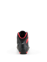 Alpinestars Celer Schuhe, Motorradschuhe, Schwarz und Leuchtend Rot, Rückansicht mit weißem Astar-Logo an der Ferse und leuchtend roter Kragenpolsterung, schlankes Sport-Performance-Design