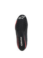 Alpinestars Celer Schuhe, Motorradschuhe, Schwarz und Bright Red, Unteransicht der strukturierten Gummisohle mit weißem Alpinestars-Branding und roten Akzenten.