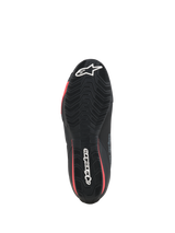 Alpinestars Celer Schuhe, Motorradschuhe, Schwarz und Bright Red, Unteransicht der strukturierten Gummisohle mit weißem Alpinestars-Branding und roten Akzenten.
