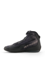 Alpinestars Celer Superair Schuhe, Schwarz und Dunkelgrau, Sport-Motorradschuhe, Seitenprofil-Ansicht mit hochluftdurchlässigem Textil-Obermaterial, Rotor-Verschlusssystem und grauem Alpinestars-Branding an der Seite.