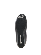 Alpinestars Celer Superair Schuhe, Motorradschuhe, Schwarz und Dunkelgrau, Unteransicht der texturierten, ölbeständigen Gummilaufsohle mit weißem Alpinestars Stern-Logo an der Spitze und Schriftzug an der Ferse