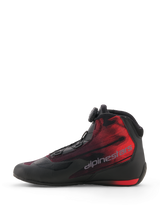 Alpinestars Celer Superair Schuhe, Motorradschuhe, Schwarz und Leuchtendes Rot, Seitenansicht mit Alpinestars Rotor-Verschlusssystem, belüftetem Airflow-Textil-Obermaterial und markanter roter Verlaufs-Grafik mit Alpinestars-Schriftzug