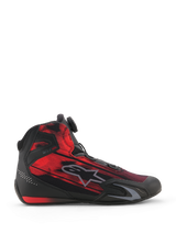 Alpinestars Celer Superair Schuhe, Motorradschuhe, Schwarz und Leuchtendes Rot, Seitenansicht mit gestreiftem Grafik-Textilobermaterial, grauem Alpinestars-Logo und Rotor-Verschlusssystem-Drehrad, sportliches Performance-Schuhwerk für Motorradfahrer