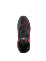 Alpinestars Celer Superair Schuhe, Motorradschuhe, Schwarz und leuchtendes Rot, Draufsicht mit Fokus auf das Rotor-Verschlusssystem, atmungsaktives Airflow-Textil und verstärkte Konstruktion für sportliches Fahren.