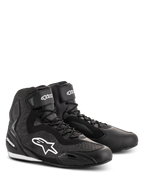Alpinestars Faster-3 Rideknit® Schuhe, schwarze Motorradschuhe, mit gestrickten Mesh-Einsätzen und Mikrofaser-Chassis, weißes Alpinestars Stern-Logo an der Seite, Schnürsenkel mit Klettverschluss am Knöchel, entwickelt für Straßenrennsport und urbanes Pendeln.