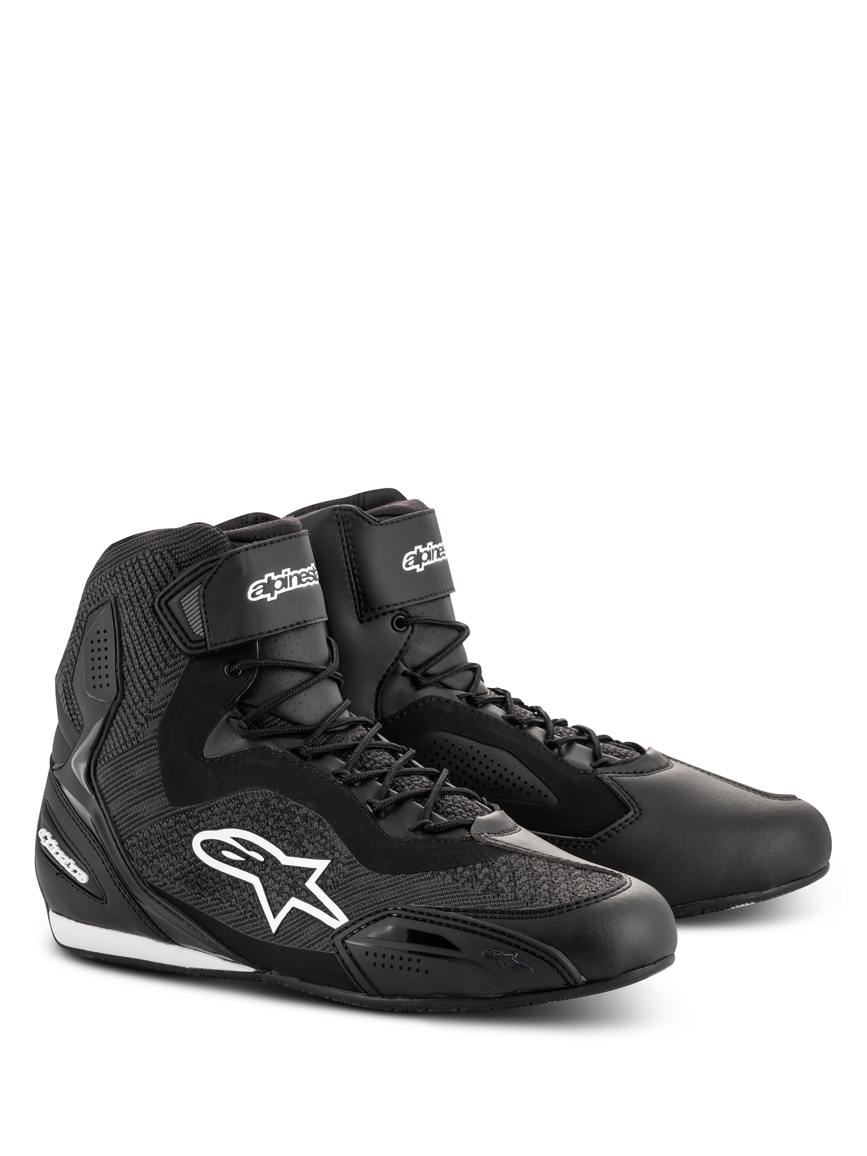 Alpinestars Faster-3 Rideknit® Schuhe, schwarze Motorradschuhe, mit gestrickten Mesh-Einsätzen und Mikrofaser-Chassis, weißes Alpinestars Stern-Logo an der Seite, Schnürsenkel mit Klettverschluss am Knöchel, entwickelt für Straßenrennsport und urbanes Pendeln.