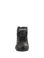 Alpinestars Faster-3 Rideknit® Schuhe, Motorradschuhe, Schwarz, Frontansicht, mit Klettverschluss am Knöchel und weißem Branding, Schnürsenkeln und atmungsaktiven Strick-Mesh-Einsätzen, elegantes Schuhwerk für die Straße