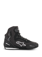 Alpinestars Faster-3 Rideknit Schuhe, schwarzer High-Top-Motorradschuh, weißes Stern-Logo, strukturierte Strick- und Mesh-Konstruktion, Schnürverschluss mit Knöchelriemen, verstärkte Ferse und Zehenpartie, flache Sohle mit weißen Akzenten