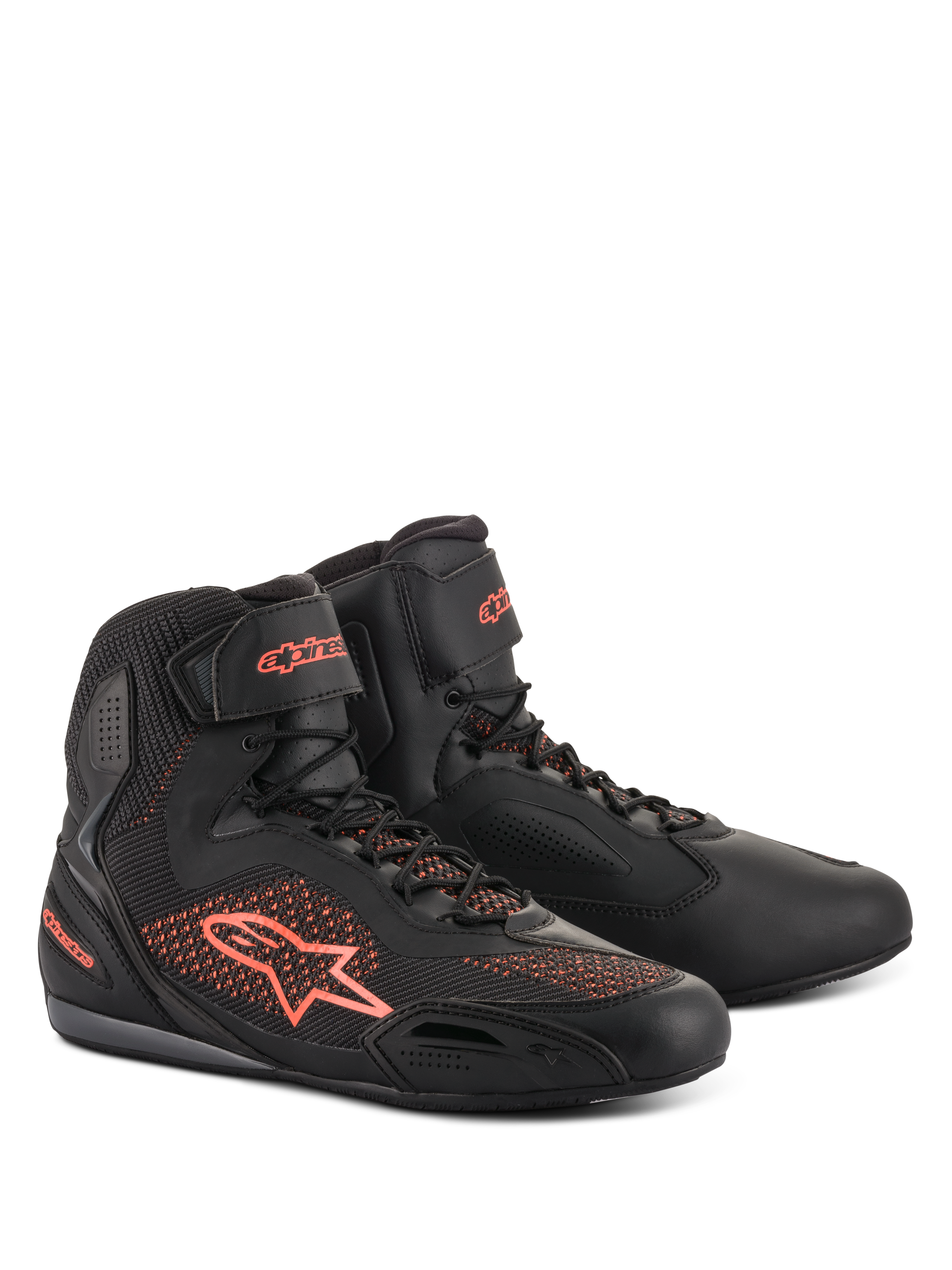 Alpinestars Faster-3 Rideknit Schuhe, Motorradschuhe, Schwarz und fluoreszierendes Rot, mit atmungsaktiven Strick-Einsätzen und einer leichten Mikrofaser-Konstruktion, High-Top-Profil mit Alpinestars-Logo an der Seite und Ferse, sicherer Schnürverschluss mit Klettverschluss-Knöchelriemen