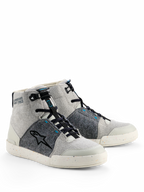 Alpinestars Circal Riding Shoes, Urbane Motorradschuhe, Grau, Schwarz und Methyl Blue, High-Top-Sneaker-Stil mit hellgrauem Canvas und Paneelen aus recyceltem Filz, schwarzem Stern-Logo und gesprenkelter Gummisohle.