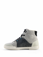Alpinestars Circal Riding Shoes, urbane Motorradschuhe, Grau, Schwarz und Methylblau, Seitenprofil mit Canvas und recyceltem Filz, gesprenkelte cremeweiße Sohle, lässiger High-Top-Stil für urbane Fahrten