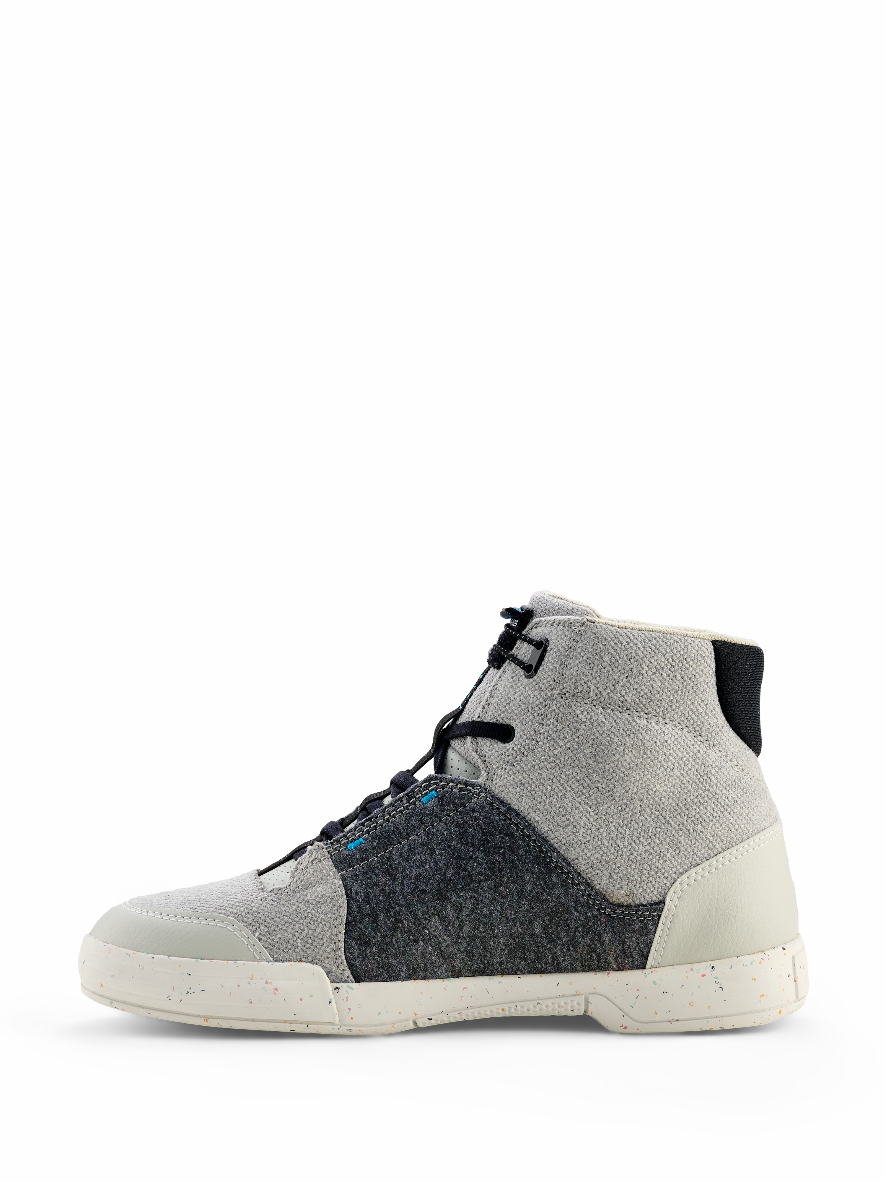 Alpinestars Circal Riding Shoes, urbane Motorradschuhe, Grau, Schwarz und Methylblau, Seitenprofil mit Canvas und recyceltem Filz, gesprenkelte cremeweiße Sohle, lässiger High-Top-Stil für urbane Fahrten