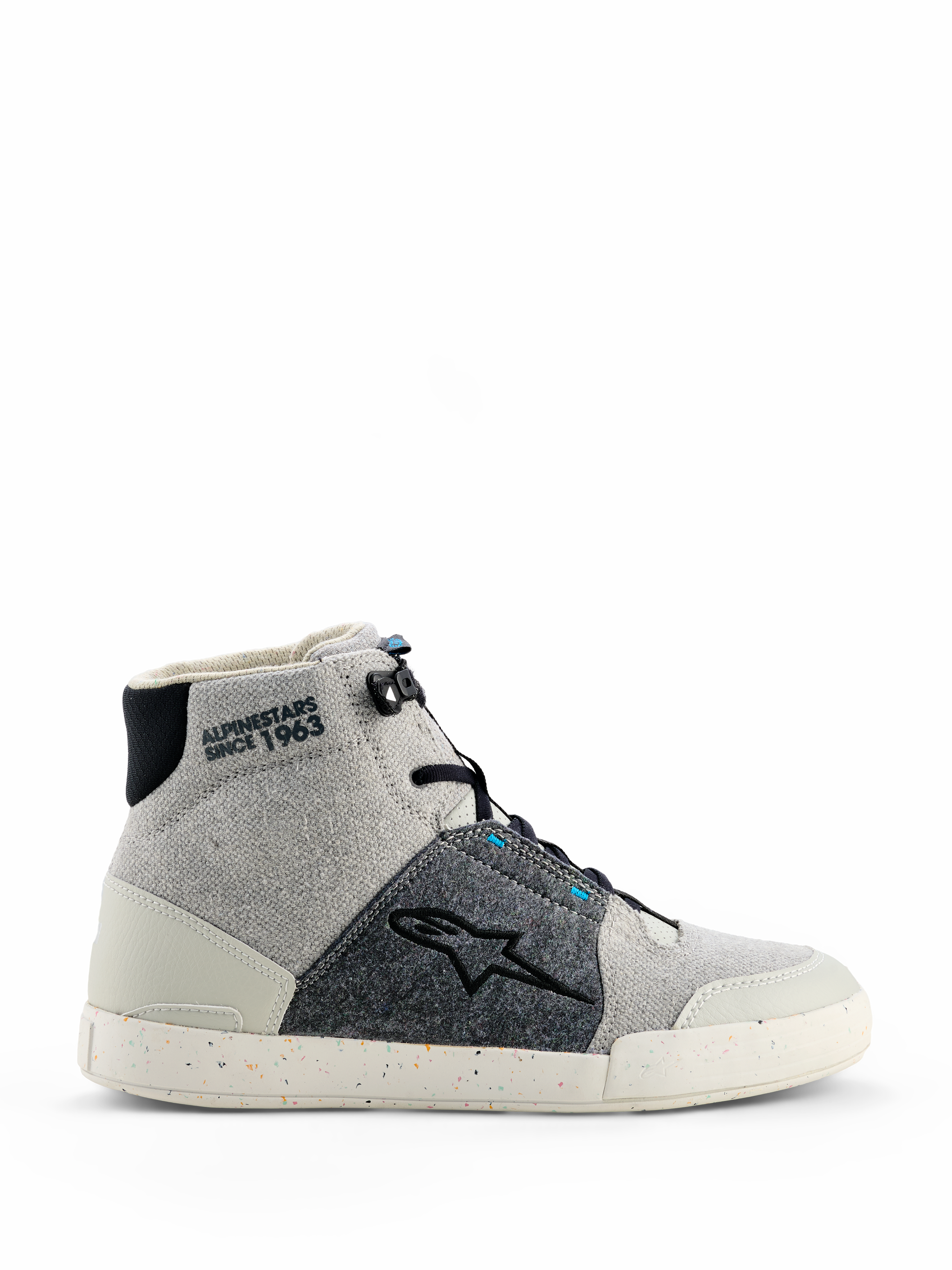 Alpinestars Circal Riding Shoes, hochgeschnittene Motorrad-Sneaker in Grau, Schwarz und Methylblau, hellgraues Canvas und dunkelgraue strukturierte Stoffeinsätze, weiße Gummisohle mit bunten recycelten Sprenkeln, schwarzes Alpinestars-Sternlogo, „ALPINESTARS SINCE 1963“ Branding am Knöchel, moderner urbaner Fahrstil