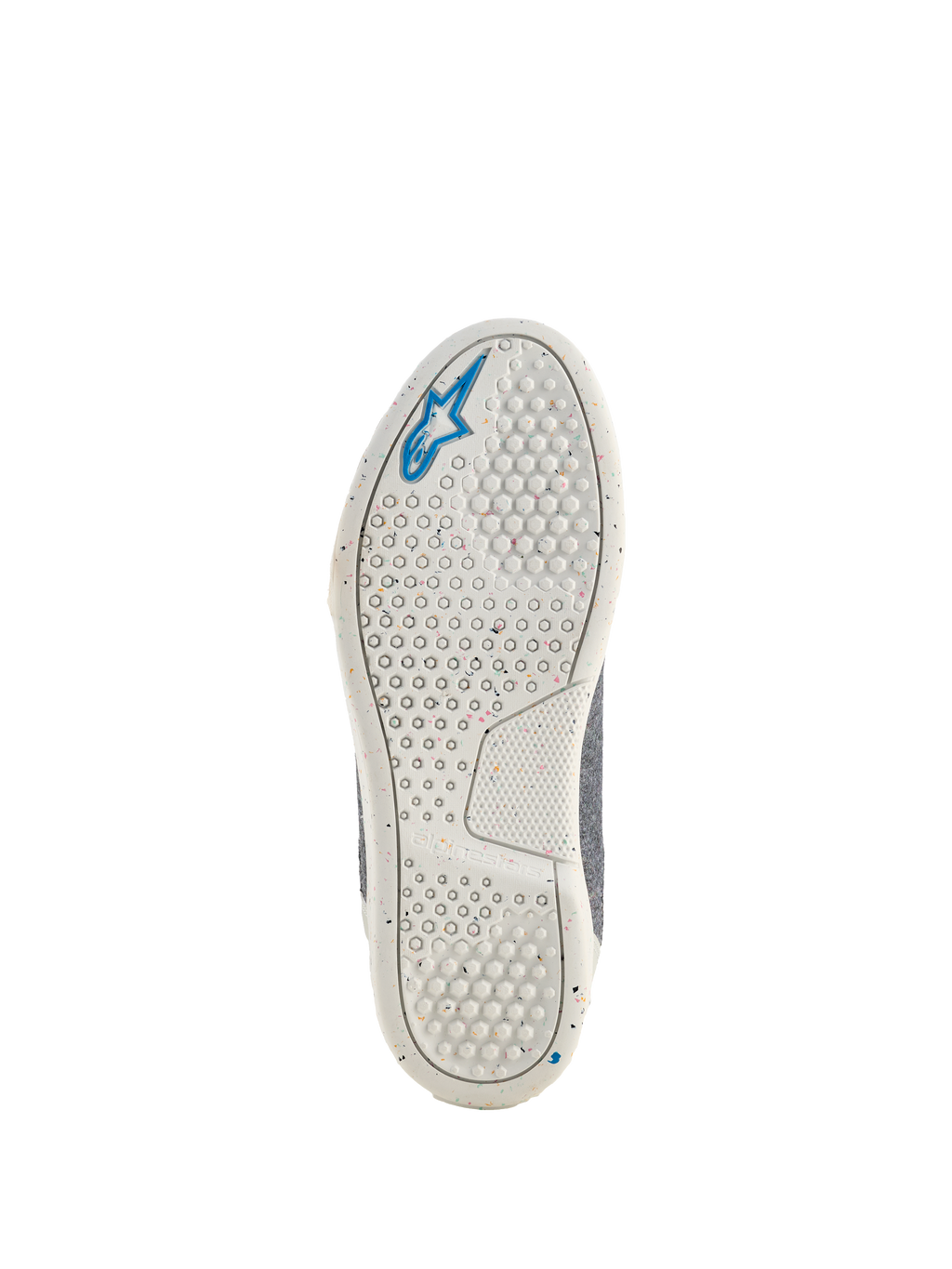 Alpinestars Circal Riding Shoes, Ansicht der Außensohle, cremeweiße Sohle aus recyceltem Gummi mit bunten Sprenkeln, Sechseck-Profilmuster für Griffigkeit, blaues Alpinestars Stern-Logo, nachhaltige Motorradschuhe für den urbanen Einsatz