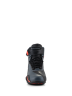 Alpinestars Faster-4 Schuhe, Motorradschuhe, Schwarz, Grau und Fluo-Rot, Vorderansicht mit nahtlosem Mikrofaser-Obermaterial, traditionellen Schnürsenkeln und verstellbarem Knöchelriemen mit Alpinestars-Logo