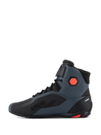 Alpinestars Faster-4 Schuhe, Motorradschuhe, Schwarz, Grau und Rot Fluo, Seitenansicht mit „Alpinestars Protects“-Branding, technische Mikrofaser-Konstruktion mit Schnürung und Klettverschluss, schützende Knöchel- und Fersendetails für Straßenfahrten