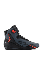 Alpinestars Faster-4 Schuhe, High-Top-Motorradschuhe, Dunkelgrau und Schwarz mit leuchtend roten Akzenten, elegantes Mikrofaser-Obermaterial, seitliches Stern-Logo, sicheres Schnürsystem mit verstellbarem Knöchelriemen