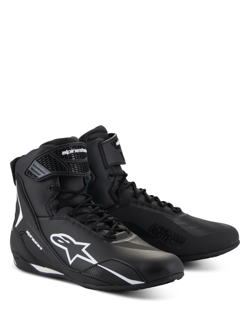 Alpinestars Faster-4 Schuhe, schwarze Motorradschuhe mit weißen Akzenten, halbhohes Design mit weißem Astars-Logo, „Alpinestars Protects“-Schriftzug im Zehenbereich, Kombination aus Schnürung und Klettverschluss
