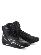 Alpinestars Faster-4 Schuhe, schwarze Motorradschuhe mit weißen Akzenten, halbhohes Design mit weißem Astars-Logo, „Alpinestars Protects“-Schriftzug im Zehenbereich, Kombination aus Schnürung und Klettverschluss