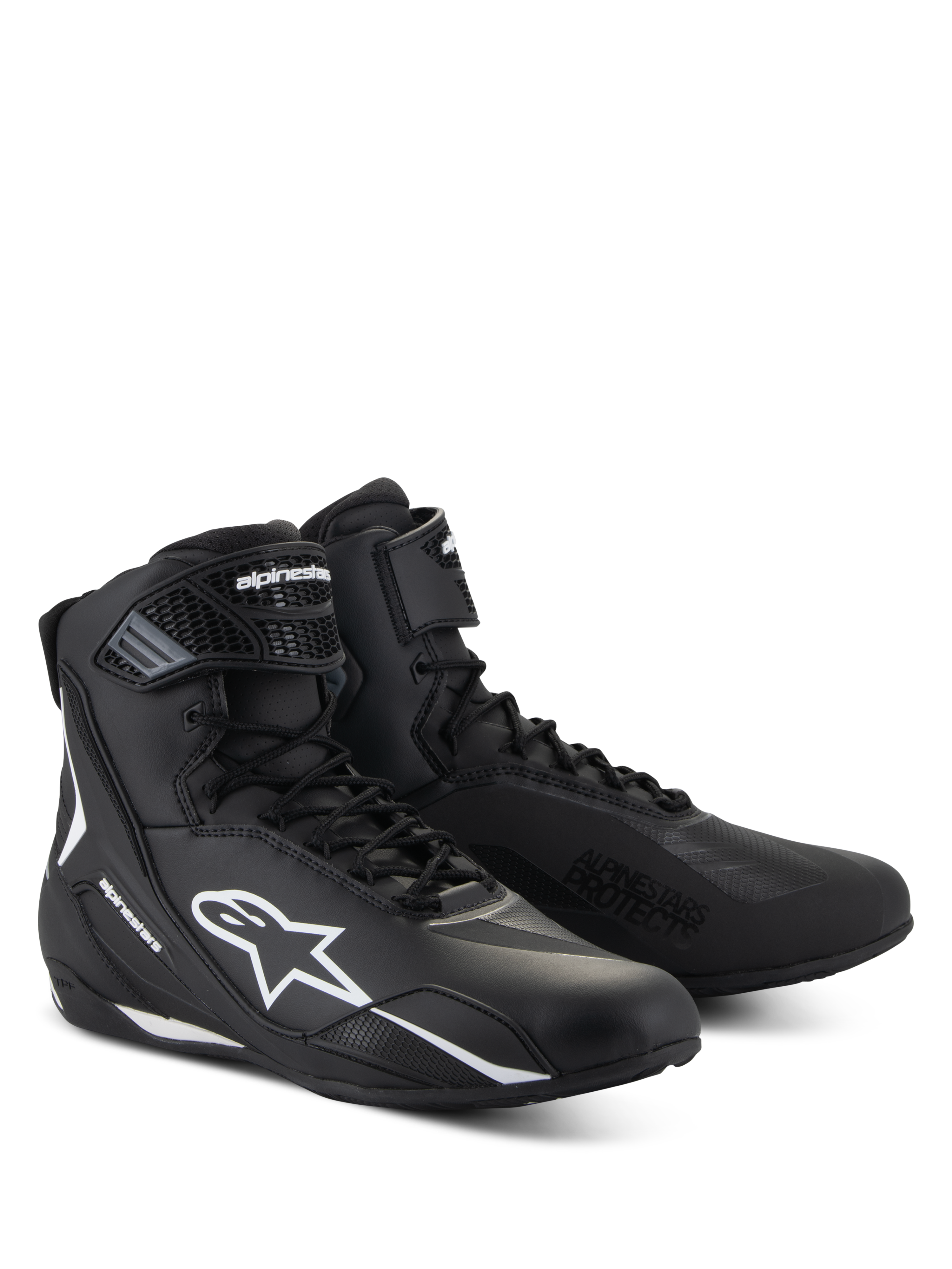 Alpinestars Faster-4 Schuhe, schwarze Motorradschuhe mit weißen Akzenten, halbhohes Design mit weißem Astars-Logo, „Alpinestars Protects“-Schriftzug im Zehenbereich, Kombination aus Schnürung und Klettverschluss