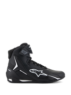Alpinestars Faster-4 Schuhe, Schwarz-weiße Motorradschuhe, Seitenansicht des High-Top-Designs mit weißem Stern-Logo, strukturierter Knöchelriemen, Schnürverschluss, schlankes Mikrofaser-Obermaterial, vom Rennsport inspiriertes Performance-Schuhwerk