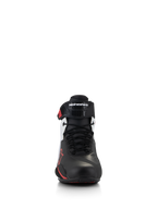 Alpinestars Faster-4 Schuhe, Motorradschuhe, Schwarz, Weiß und Rot, Vorderansicht mit traditionellem Schnürverschluss und ergonomischem TPR-Knöchelriemen mit Alpinestars-Logo, schlankes Mikrofaser-Obermaterial mit roten Akzenten