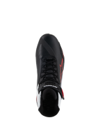 Alpinestars Faster-4 Schuhe, Motorradschuhe, Schwarz Weiß Rot, Draufsicht mit schwarzen Schnürsenkeln und Klettverschluss am Knöchel, rotes Alpinestars Stern-Logo an der Außenseite, weiße Akzente an der Ferse, asymmetrisches Zehendesign zum Schalten.