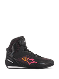 Alpinestars Stella Faster-3 Rideknit® Damenschuhe, Motorradschuhe, Schwarz, Gelb und Pink, Seitenansicht mit atmungsaktivem Strick-Obermaterial, leuchtendem Stern-Logo mit Farbverlauf und Klettverschluss am Knöchel.