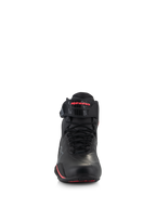 Alpinestars Stella Faster-4 Damenschuhe, Motorrad-Fahrschuhe für Damen, Schwarz und Diva Pink, Frontansicht mit schwarzen Schnürsenkeln, verstellbarem Knöchelriemen mit pinkfarbenem Logo und eleganter Mikrofaser-Konstruktion