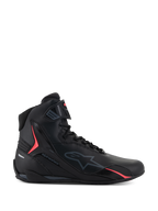 Alpinestars Stella Faster-4 Schuhe, Damen-Motorradschuhe, Schwarz mit Diva Pink Akzenten, Seitenansicht, High-Top-Design mit Schnürung und Knöchelriemen, sportliches urbanes Schutzschuhwerk