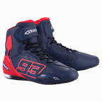 Alpinestars MM93 Austin Riding Shoe, Night Navy und Bright Red, knöchelhoher Motorradschuh mit markantem 93-Logo an der Seite, sicherer Schnür- und Klettverschluss, sportliches Design für die Straße