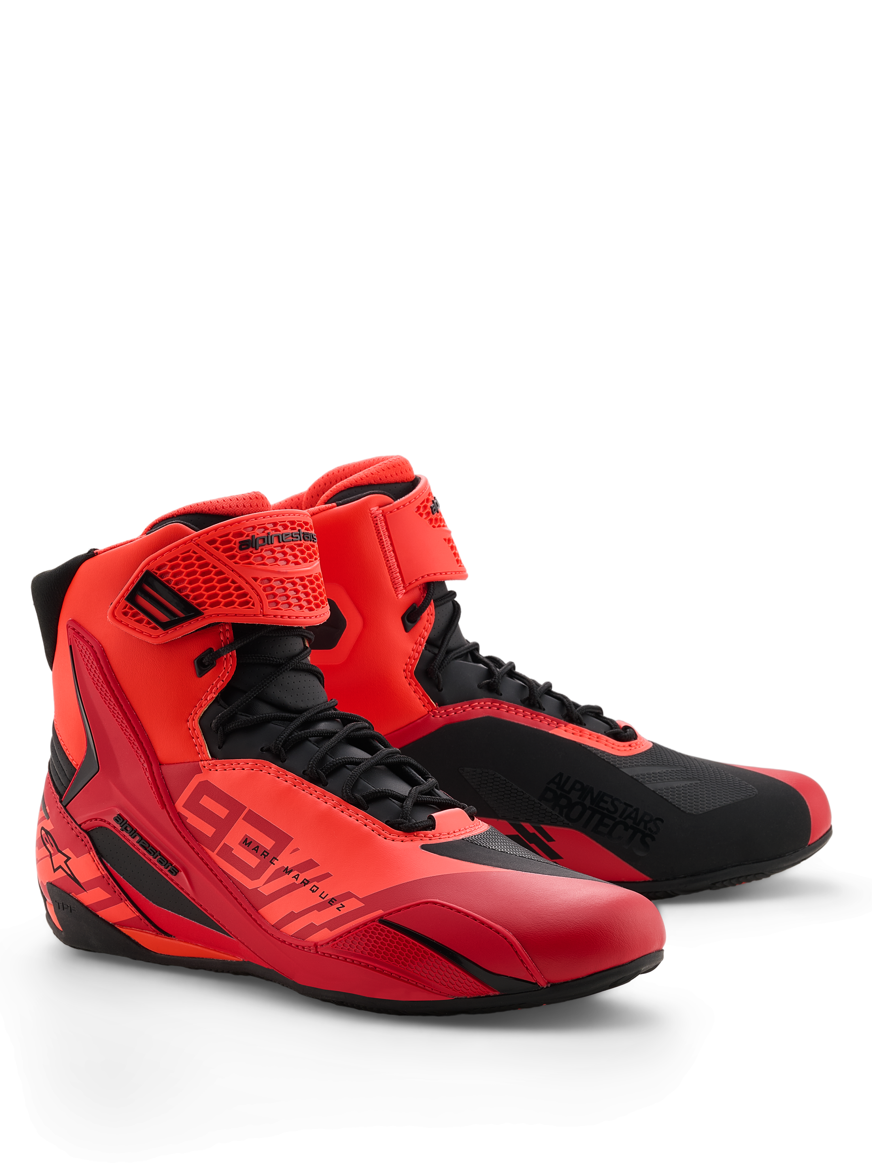 Alpinestars MM93 Faster-4 Schuhe, Motorradschuhe, Red Fluo, Bright Red und Schwarz, Perspektive vorne rechts, mit Marc Marquez 93-Branding, traditioneller Schnürverschluss mit Klettverschlussriemen, sportliches Design mit schützenden TPU-Akzenten und leichter Mikrofaser-Konstruktion.