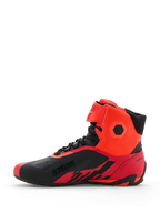 Alpinestars MM93 Faster-4 Schuhe, Motorradschuhe, Rot Fluo und Schwarz, Seitenprofilansicht zeigt technische Mikrofaser-Konstruktion, Schnürverschluss mit Klettverschluss-Knöchelriemen, 'ALPINESTARS PROTECTS' Branding an der Seite, sportlich inspiriertes Design für den Straßeneinsatz