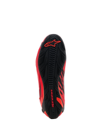 Alpinestars MM93 Faster-4 Schuhe, Motorradschuhe, Red Fluo Bright Red und Schwarz, Ansicht der Sohlenunterseite mit strukturiertem Gummiprofil, mit rotem Alpinestars-Branding an der Ferse und am Vorderfuß, Hochleistungs-Racing- und Sport-Schuhdesign