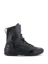 Alpinestars Superfaster Schuhe, Motorradschuhe, Schwarz, Seitenansicht von hohen technischen Schuhen mit integriertem Schutz, Schnellschnürsystem und Klettverschluss am Knöchel