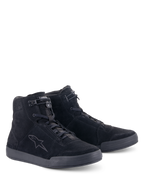 Alpinestars Chrome Schuhe, Urbane Motorradschuhe, Schwarz Schwarz, High-Top-Konstruktion aus Spaltwildleder, tonales Stern-Logo an der Seite, Schnürung mit elastischem Verschluss oben, flache Gummisohle für einen lässigen Street-Look.