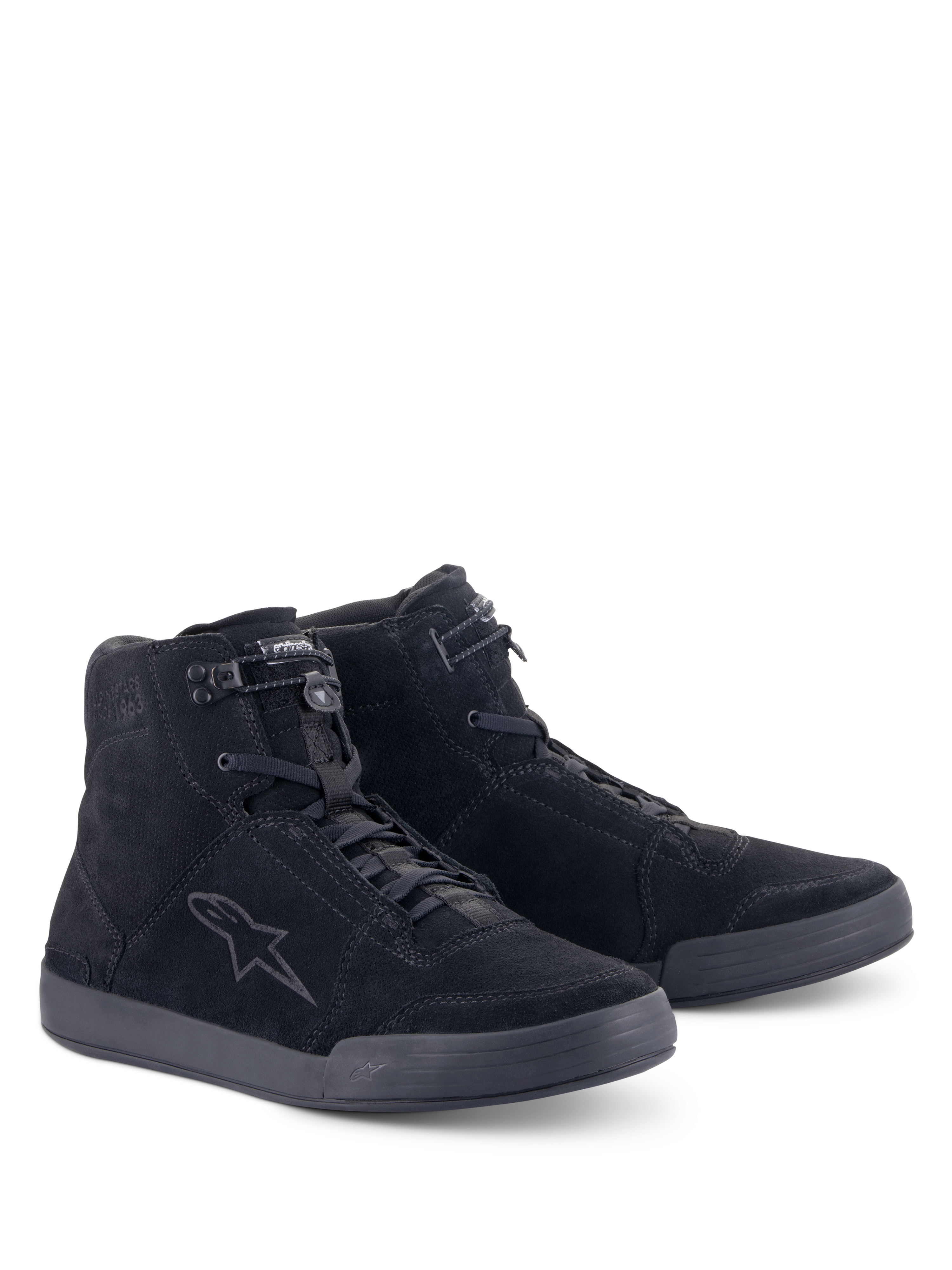 Alpinestars Chrome Schuhe, Urbane Motorradschuhe, Schwarz Schwarz, High-Top-Konstruktion aus Spaltwildleder, tonales Stern-Logo an der Seite, Schnürung mit elastischem Verschluss oben, flache Gummisohle für einen lässigen Street-Look.