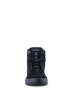 Alpinestars Chrome Riding Schuhe, urbanes Motorrad-Schuhwerk, Schwarz auf Schwarz, Vorderansicht mit High-Top-Silhouette, Spaltwildleder mit elastischem Verschluss oben und schwarzen Schnürsenkeln, lässiges Streetwear-Design